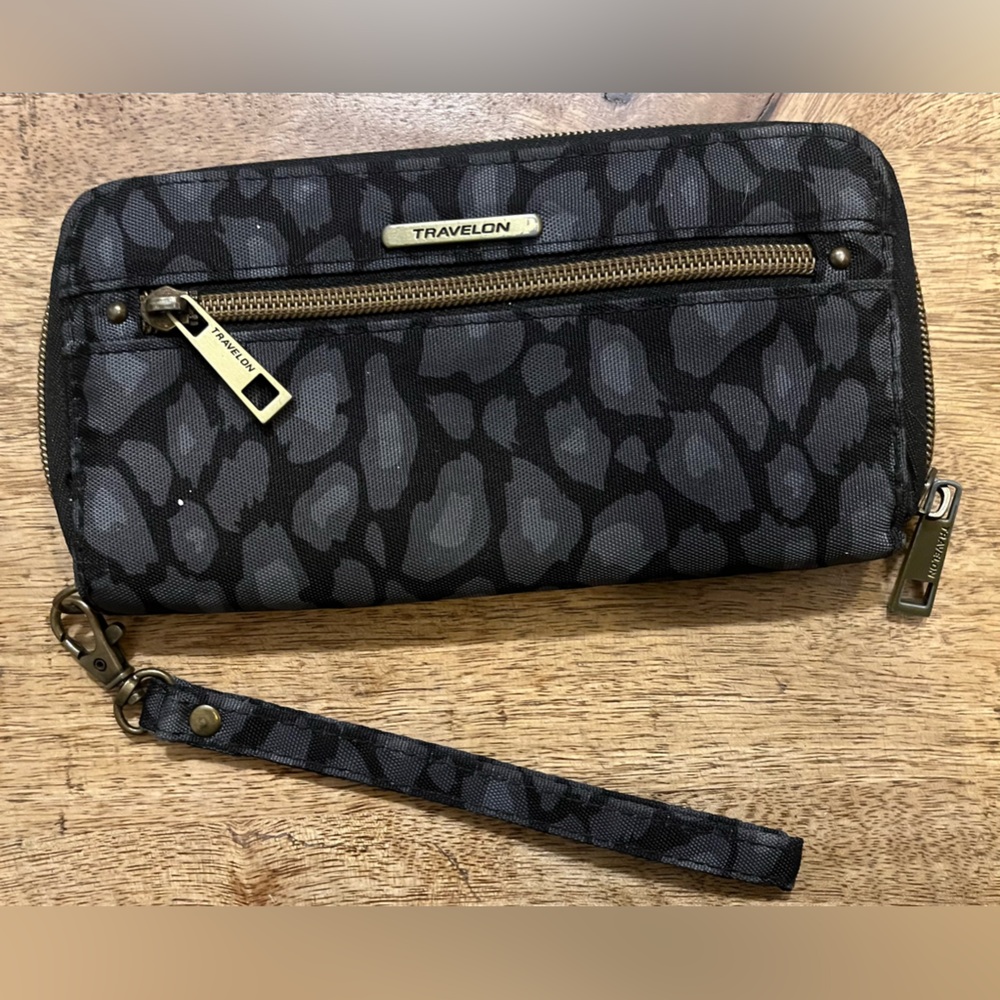 Travelon RFID Blocking Wallet Wristlet Zip Around Close Grey Animal Print Nylon